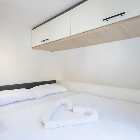 Nomade Caravan キャンプ場 フェティエ