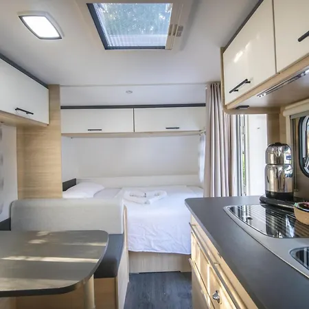 キャンプ場 Nomade Caravan