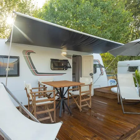 キャンプ場 Nomade Caravan フェティエ