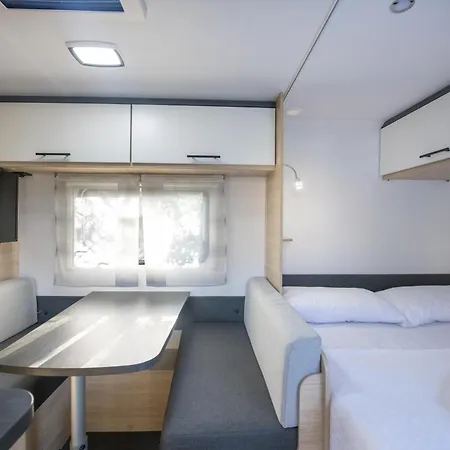 Nomade Caravan キャンプ場 *